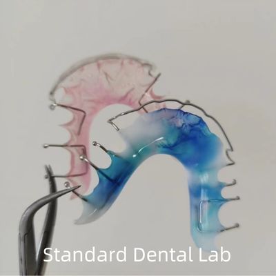 Hawley Wrap รอบ Orthodontic รองรับฟัน